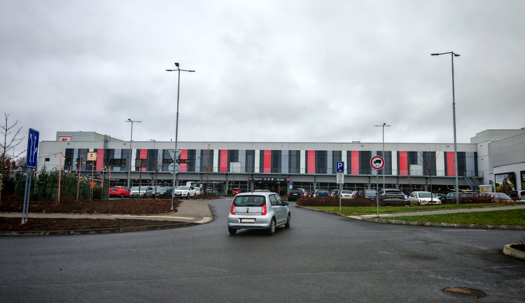 Konec neomezeného parkování zdarma? Kaufland v Olomouci chystá instalaci závor