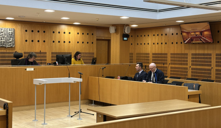 Měl radost z toho, že nás může ponížit. U soudu s řidičem tramvaje vypovídají ukrajinští cestující