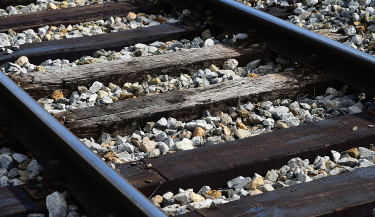 Na trati u Bučovic zemřel muž po střetu s vlakem. Provoz stál dvě hodiny