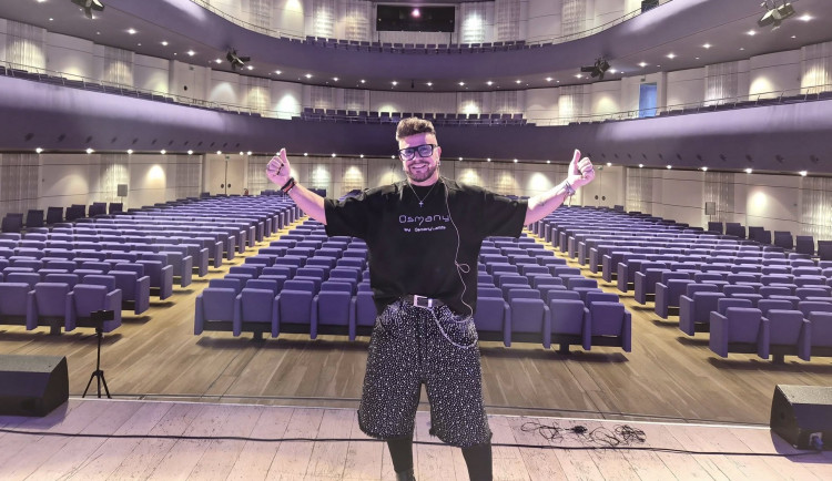 O víkendu si v Hradci můžete dát pop-art trhy, Laffitu i svítání na Bílé věži