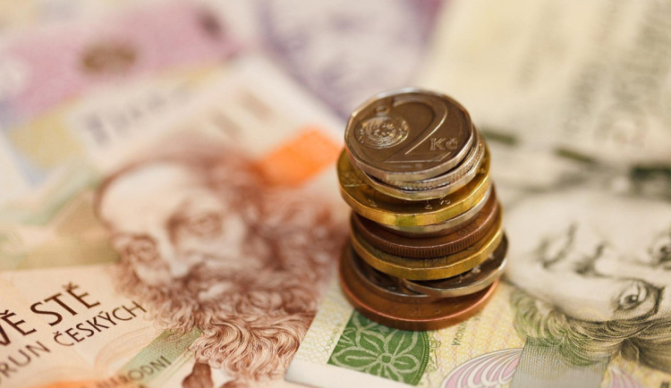 Senior z Hodonínska chtěl investovat, podvodníkům poslal skoro tři miliony korun