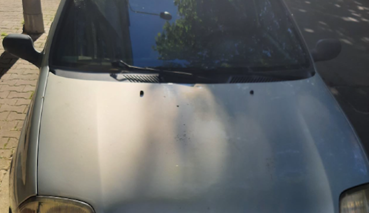 Mladý muž v Plzni pod vlivem alkoholu a drog poškodil auto i policejní vůz