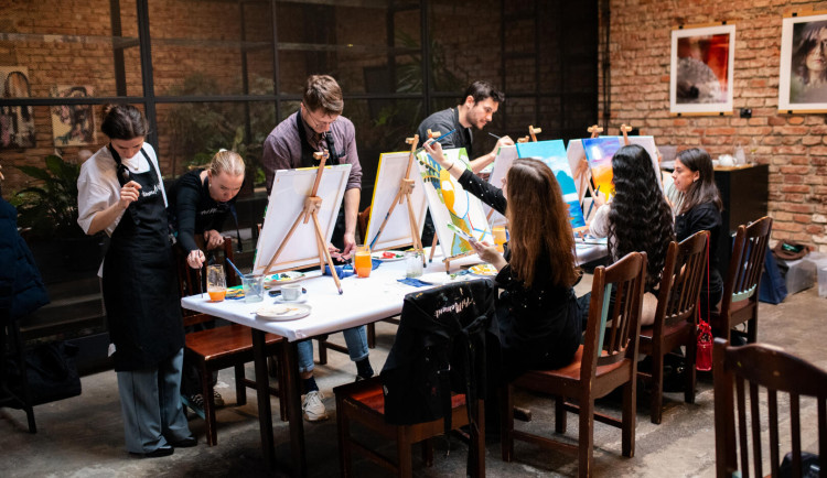 Světelná podívaná, vánoční putování za jesličkami oživí víkend v Hradci