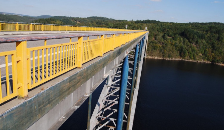Problémy řešil alkoholem a chtěl skočit ze Žďákovského mostu. Policie zasáhla čas
