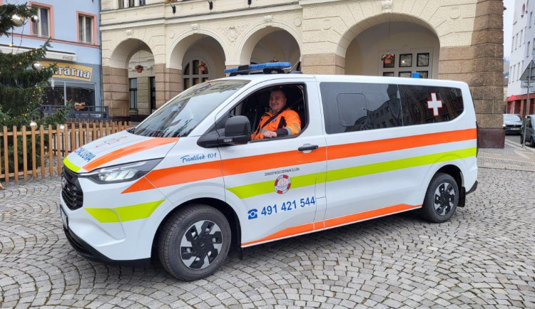 Senior taxi bude brázdit ulice Náchoda i v příštím roce. Radnice si fungování pochvaluje