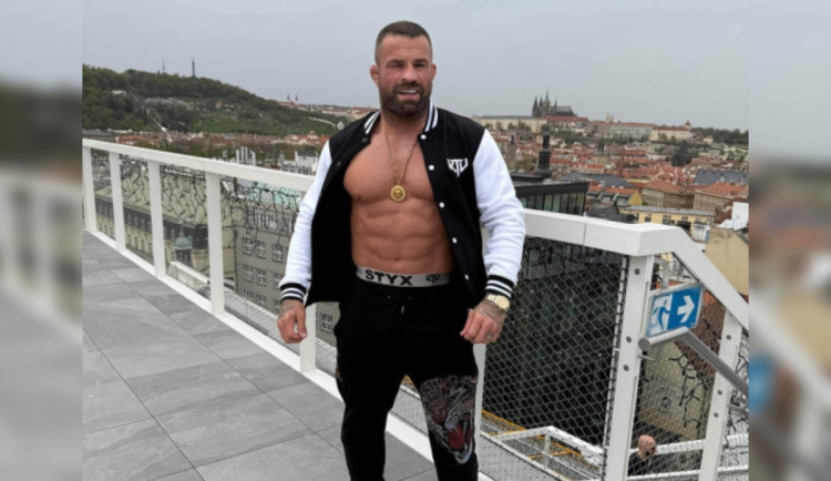 Policie zasahovala v domě zápasníka Vémoly, zadržela tři lidi