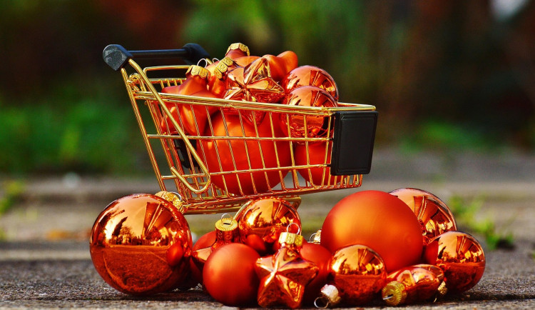 Vánoční paradox: Češi šetří celý rok, ale v prosinci riskují dluh