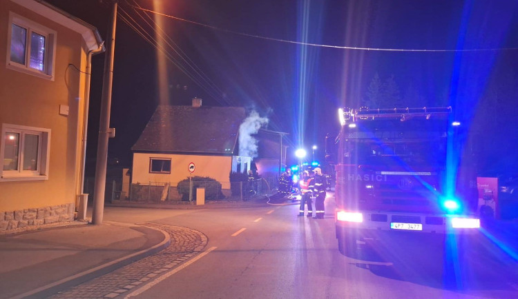 Hasiči se na Štědrý den nezastavili, hořel stromeček i zchátralý objekt bývalých kasáren