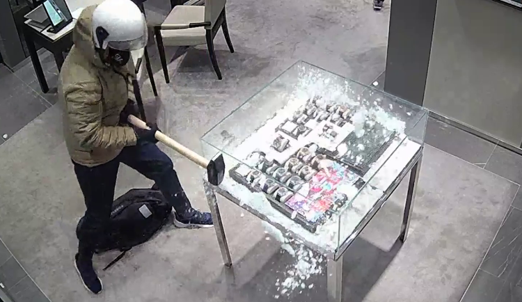 Gang Růžových panterů. Policisté už znají lupiče, kteří v Praze ukradli hodinky za miliony