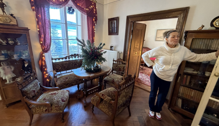 Vánočně nazdobeným zámkem provede návštěvníky jeho majitelka. Nabídne kávu a cukroví u krbu