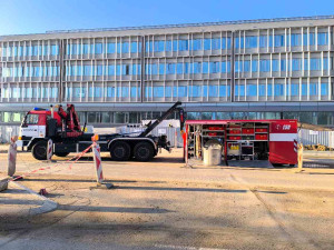 Z kampusu Univerzity Karlovy v Hradci Králové uniklo několik tisíc litrů fridexu