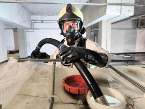 Z kampusu Univerzity Karlovy v Hradci Králové uniklo několik tisíc litrů fridexu