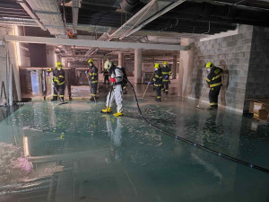 Z kampusu Univerzity Karlovy v Hradci Králové uniklo několik tisíc litrů fridexu