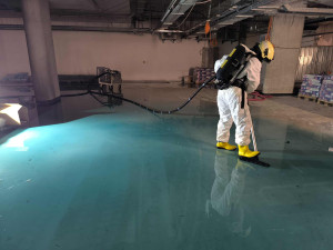 Z kampusu Univerzity Karlovy v Hradci Králové uniklo několik tisíc litrů fridexu