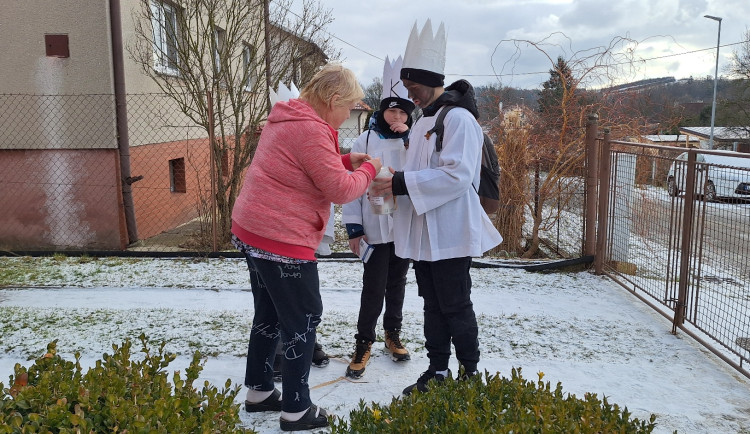 Tříkrálová sbírka na Jihlavsku. Víte, co znamená nápis K+M+B+?