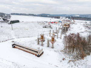 Stavba dálnice D11 směrem k Polsku pokračuje i pod sněhem