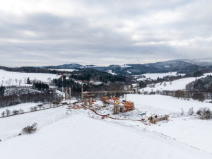 Stavba dálnice D11 směrem k Polsku pokračuje i pod sněhem