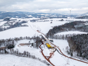 Stavba dálnice D11 směrem k Polsku pokračuje i pod sněhem