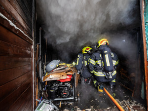 Rodinný dům v Mladých Bukách zahalil kouř, hasiči při požáru vynesli tlakové nádoby