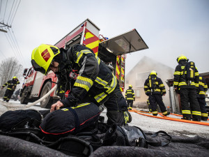 Rodinný dům v Mladých Bukách zahalil kouř, hasiči při požáru vynesli tlakové nádoby