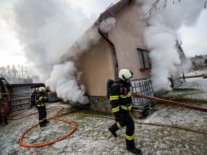 Rodinný dům v Mladých Bukách zahalil kouř, hasiči při požáru vynesli tlakové nádoby