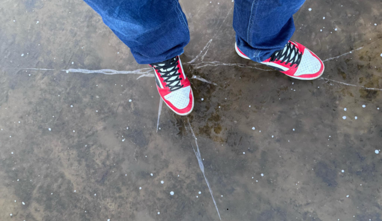 Mráz láká na zamrzlé rybníky. Tloušťka ledu ale není dostatečná, varují hasiči