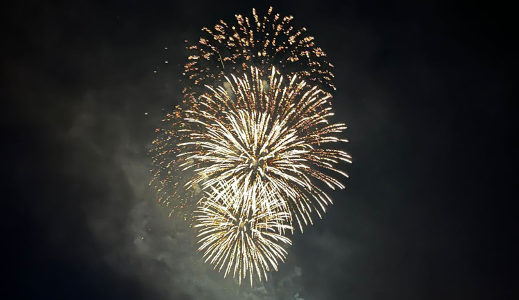 Koše i auta v plamenech. Hasiči připomínají rizika silvestrovské pyrotechniky