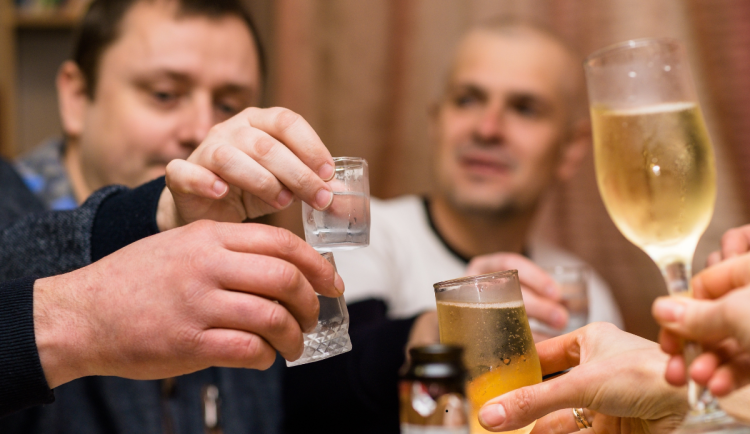 Pitný režim i správné jídlo. Jak zvládnout silvestrovskou noc plnou alkoholu?