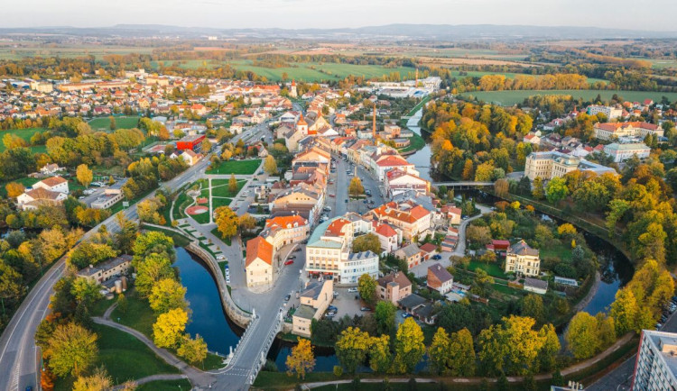Objížďky v Jaroměři pokračují, oprava mostu přes Labe se protáhne do jara