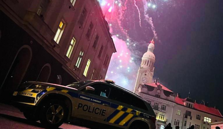 Policie během silvestrovské noci řešila hlavně zakázanou pyrotechniku. I přesto patřila noc ke klidnějším