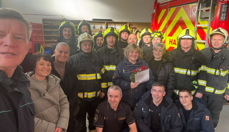 FOTO: Maruško, děkujeme. Po téměř čtyřiceti letech u hasičů končí oblíbená kolegyně