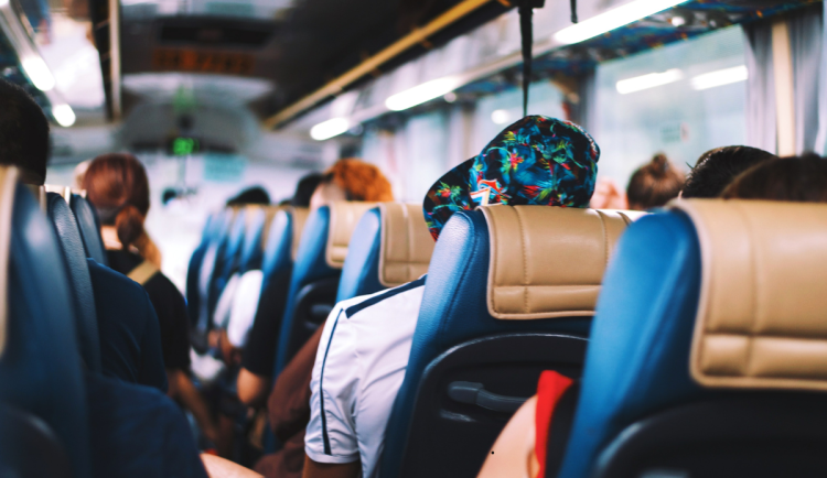 Nová autobusová linka přímo spojuje obě strany republiky. Vede přes Hradec Králové