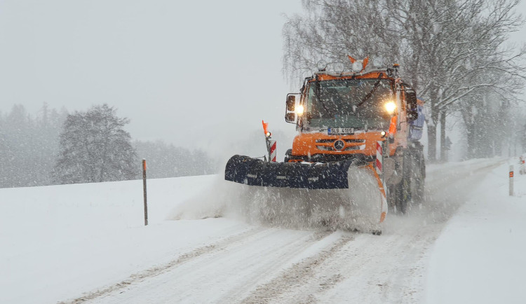 V Libereckém kraji nasněžilo, úklid komplikuje vítr, silničáři radí opatrnost