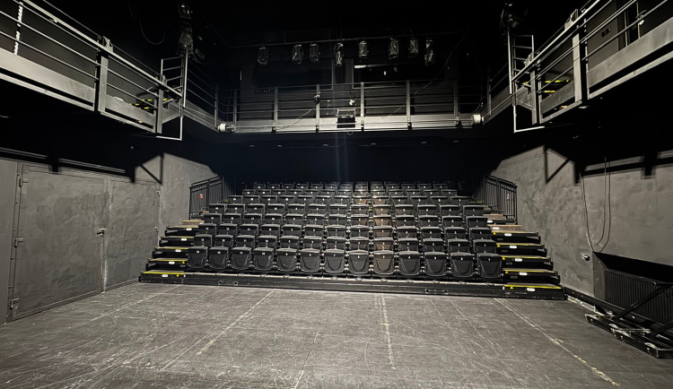 Staré sedačky v hradecké Besedě nahradí nové pohodlnější, už se na tom pracuje