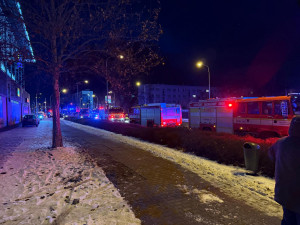 Muž v hradeckém obchodním centru zranil nožem dva lidi. Je podezřelý z pokusu o vraždu.