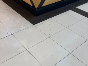 Muž v hradeckém obchodním centru zranil nožem dva lidi. Je podezřelý z pokusu o vraždu.