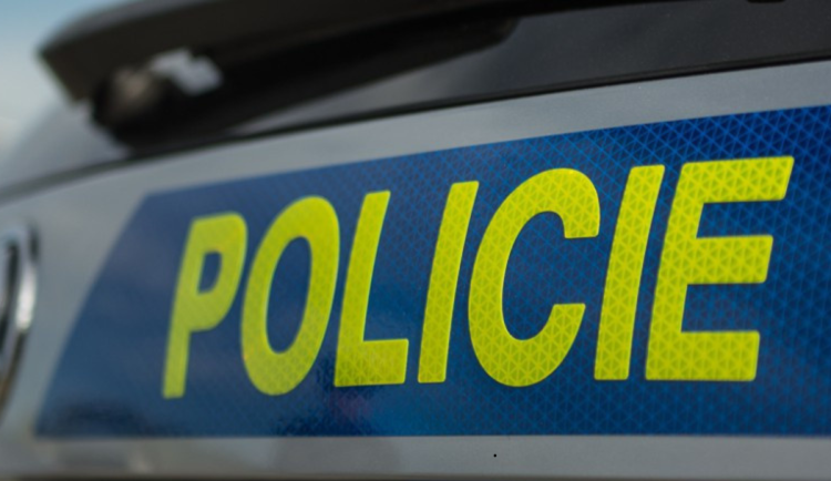 Muž v hradeckém obchodním centru zranil nožem dva lidi. Policie ho zadržela v nemocnici