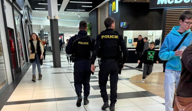 Muž v hradeckém obchodním centru zranil nožem dva lidi. Policie ho zadržela v nemocnici