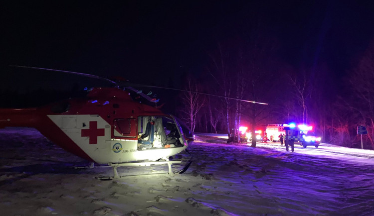 Na Opavsku narazilo auto do stromu, řidič byl v ohrožení života