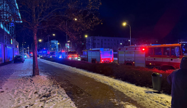 Útočník z obchodního domu v Hradci je obviněn z pokusu o vraždu. Hrozí mu 20 let