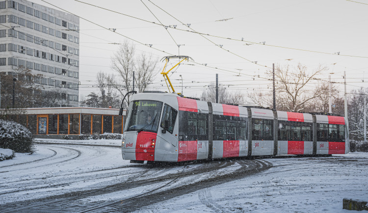 Pražská hromadná doprava přejde do omezeného provozu. Metro pojede beze změn