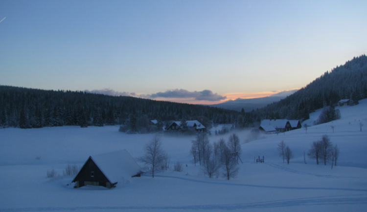 Teplota na Jizerce ráno klesla pod minus 20 stupňů Celsia, silničáři radí opatrnost