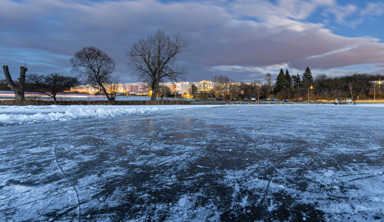 FOTO: Tenký led na Prýglu láká bruslaře. Vstup na hladinu ale zatím není bezpečný