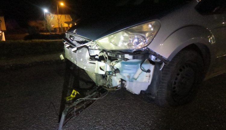 Rovně přes kruháč, pak náraz do značky. Z mikrospánku procitl řidič pod vlivem rychle