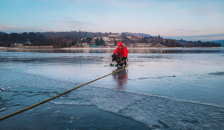 Led na Pryglu láká první odvážlivce. Vstup stále není bezpečný, varují strážníci