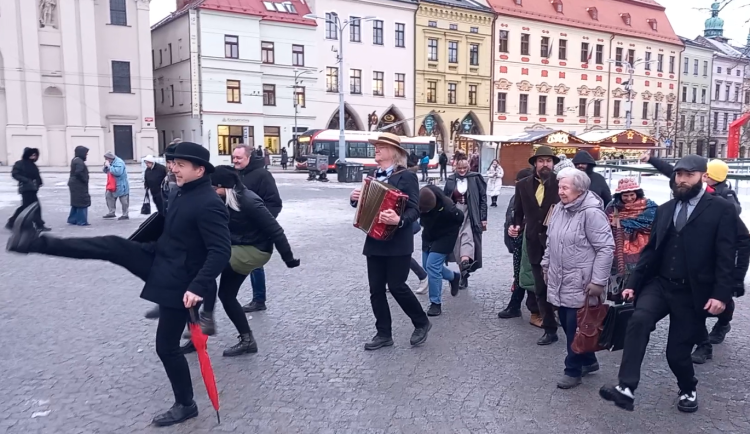 VIDEO: Jihlavou prošel průvod švihlé chůze. Připojit se mohl kdokoli