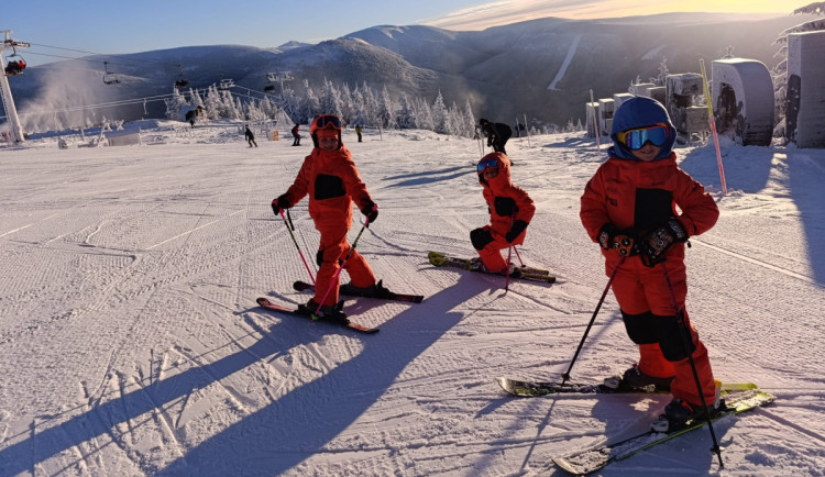 Sjezdovky jsou v top kondici, v Krkonoších i Orlických horách je ideální čas vyrazit na svah