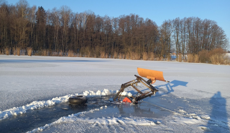 Traktor se propadl ledem do rybníku v Dobrušce. Na místo museli hasiči