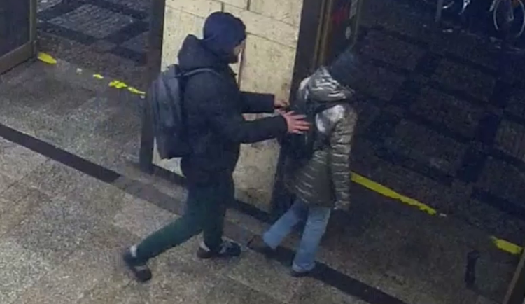 Pražské metro i brněnské podchody. Cizinec okrádal seniory, vyhostili ho