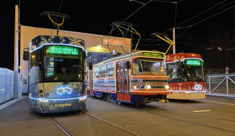 Svetřík, Vločka a Karkulka zazářily. Olomoucké vánoční tramvaje uspěly v anketě